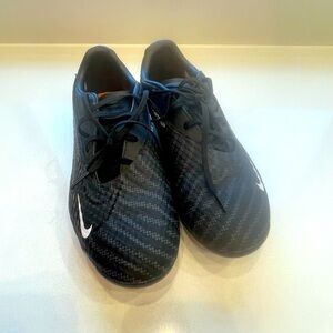 Nike phantom GX boys soccer cleats size: youth 7